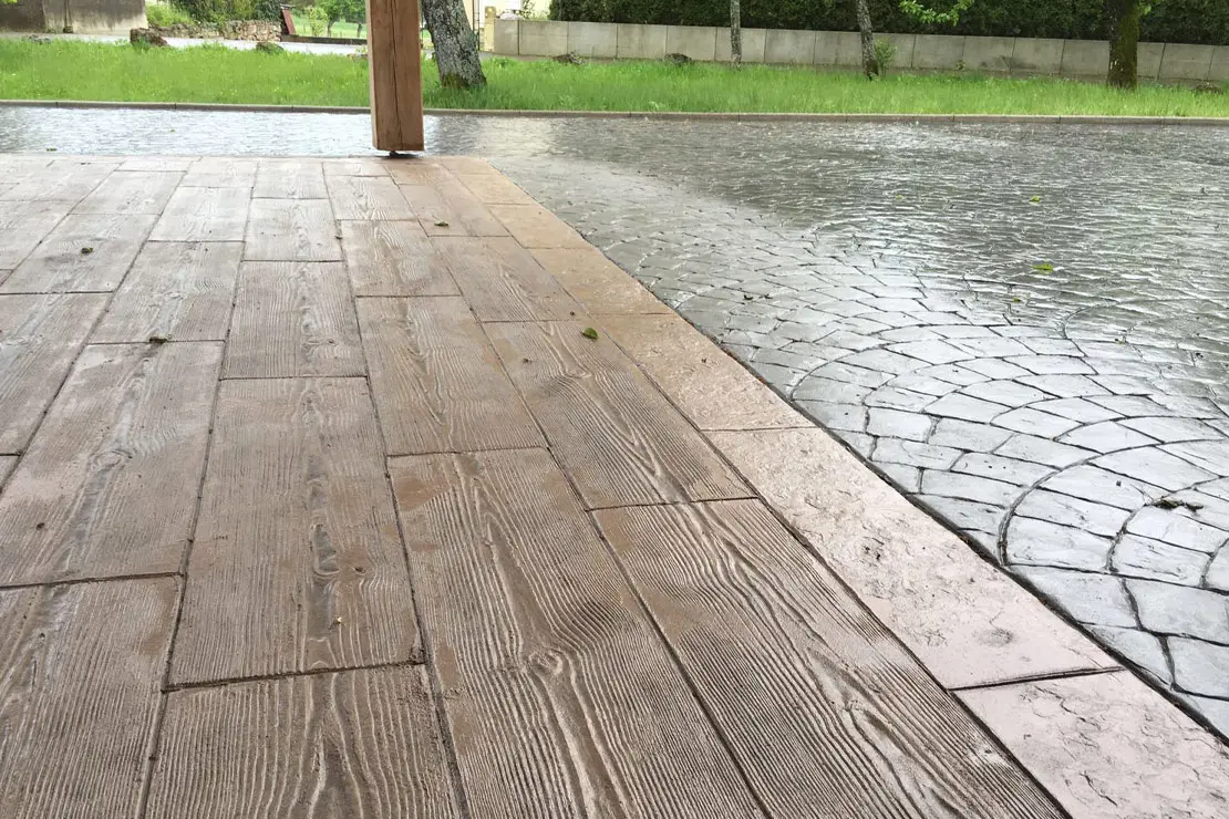 Réplica de hormigón impreso con apariencia de madera en la zona posterior de un domicilio.